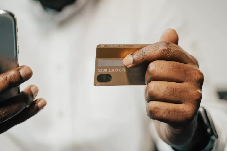 Miles & More Gold Kreditkarte – Dein Ticket zu kostenfreien Flügen und Upgrades